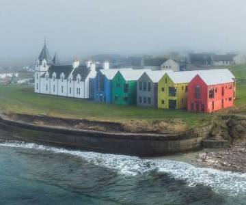 John o Groats Hotel and Luxury Apartments on the coastline