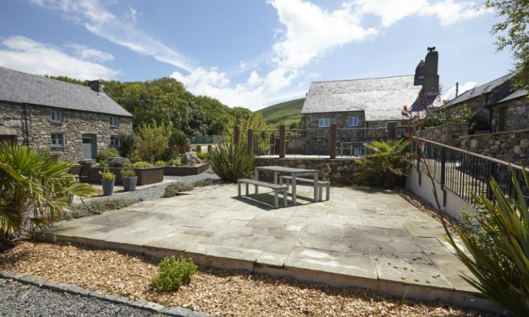 Attractive courtyard area to enjoy a picnic